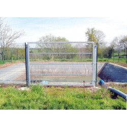 Meshed slurry pit fence Meshed slurry pit fence