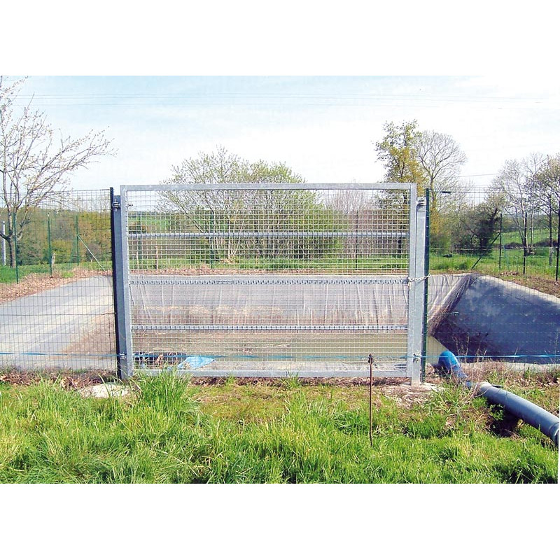 Meshed slurry pit fence Meshed slurry pit fence