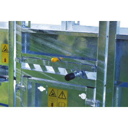 Hydraulic mobile cattle handling race Hydraulic mobile cattle handling race