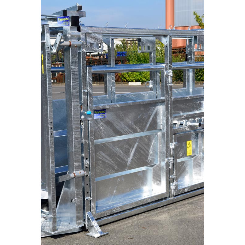 Fixed cattle handling race Fixed cattle handling race