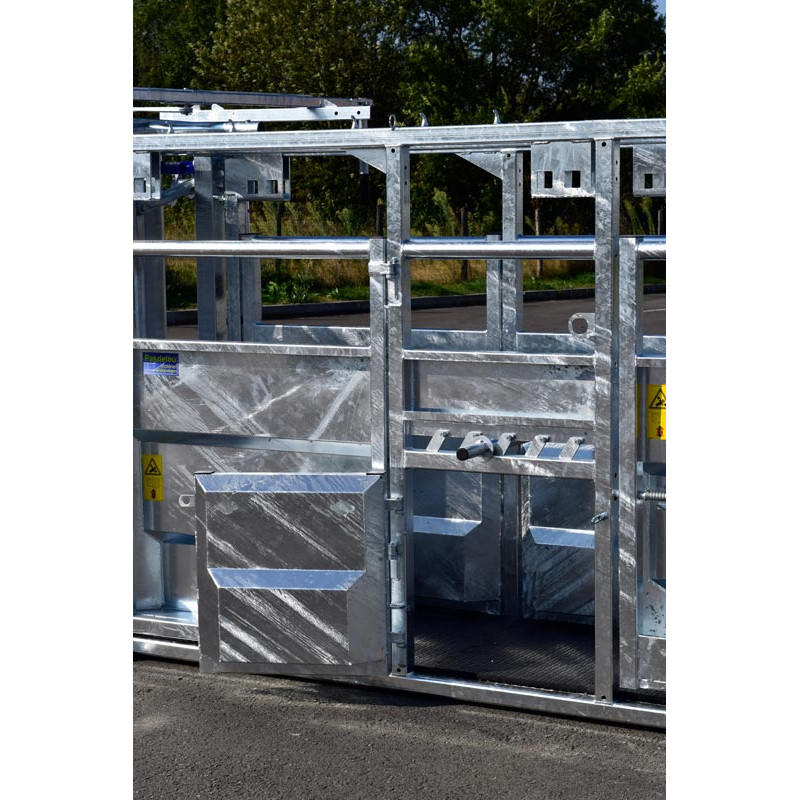 Fixed cattle handling race Fixed cattle handling race