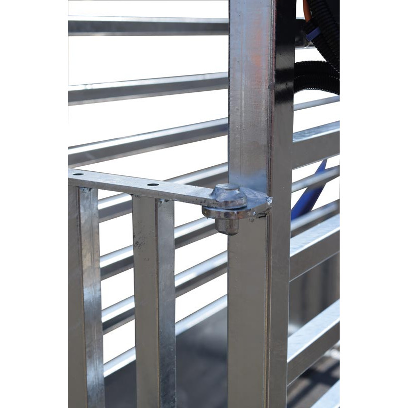 Mobile weighing crush for calves