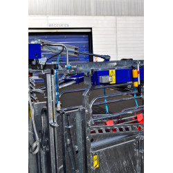 Pneumatic push/anti-backing system for cages manuelles Pneumatic push/anti-backing system for cages manuelles