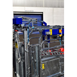 Pneumatic push/anti-backing system for cages manuelles Pneumatic push/anti-backing system for cages manuelles