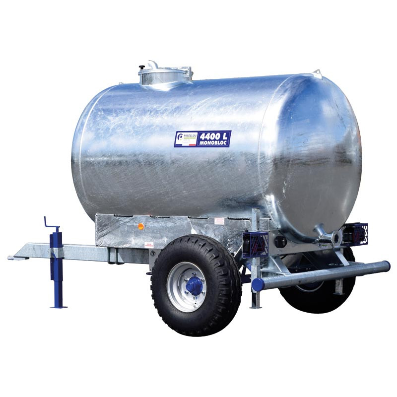 One-piece water bowser on wheels 4400 L