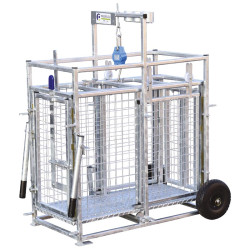 Mobile weighing crush for sheep with weighing dial