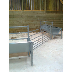 Single free service trough with 3-bar hurdles