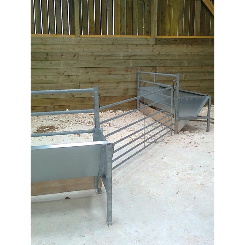 Single free service trough with 3-bar hurdles