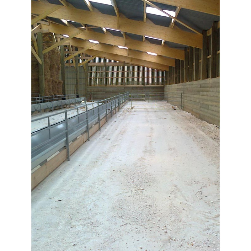 Single free service trough with 3-bar hurdles