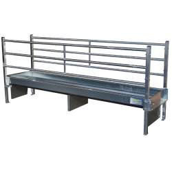 Double free service trough with 3-bar hurdles