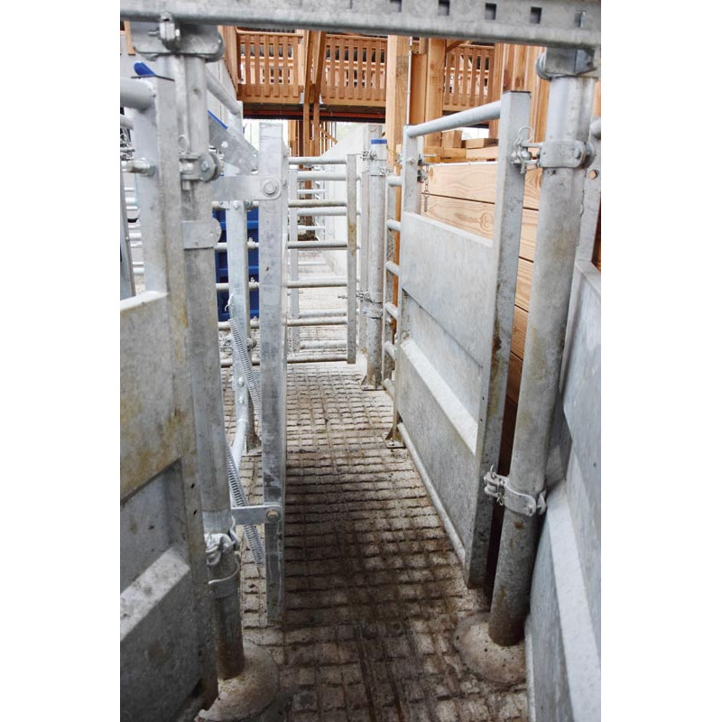 Adjustable straight sheeted panel with fixed bar