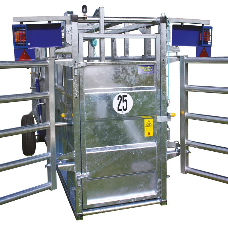 Hydraulic mobile cattle handling race