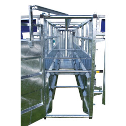 Hydraulic mobile cattle handling race