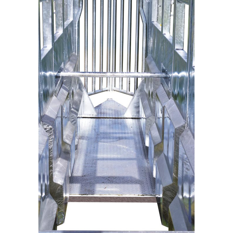 Hydraulic mobile cattle handling race
