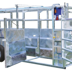 Hydraulic mobile cattle handling race