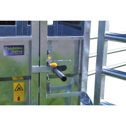 Hydraulic mobile cattle handling race