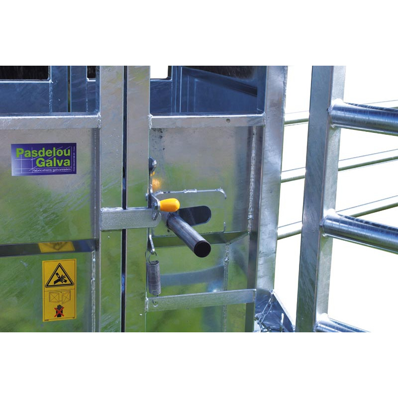 Hydraulic mobile cattle handling race