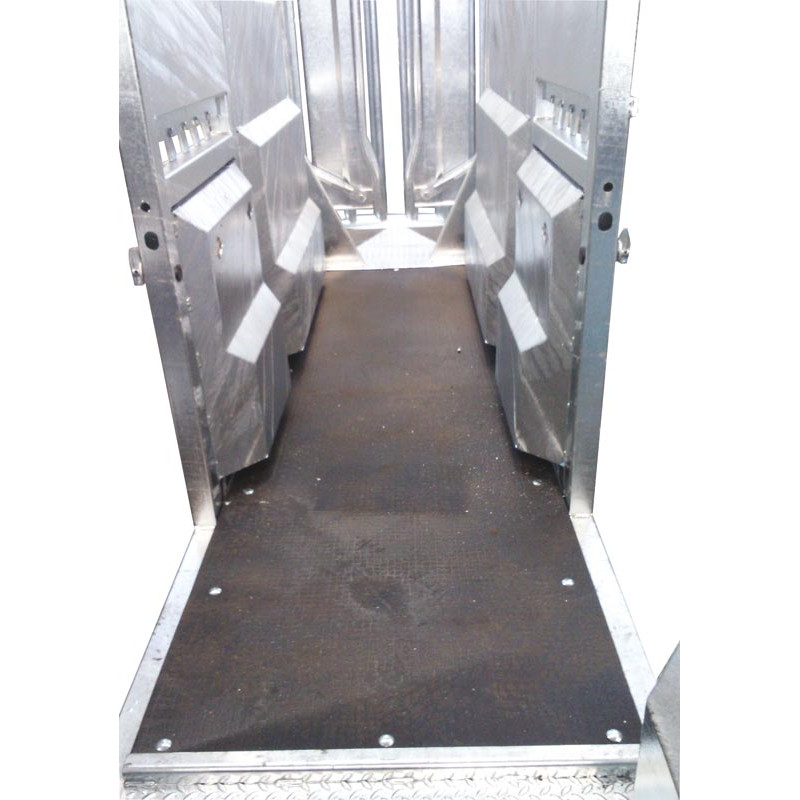 Non-slip mat for mobile or fixed cattle handling race Non-slip mat for mobile or fixed cattle handling race