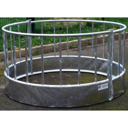 Round pasture hay rack with straight railing