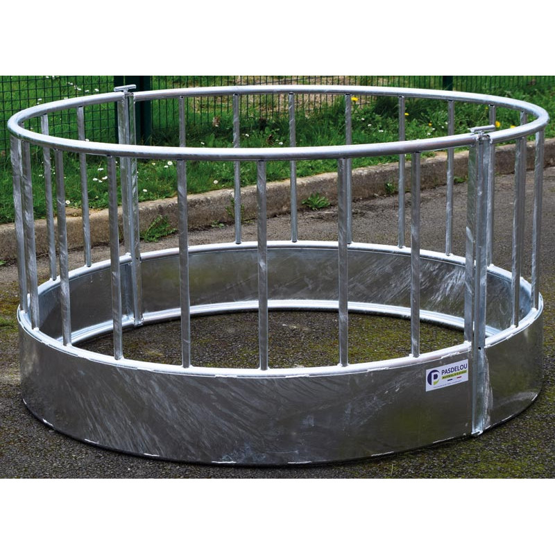 Round pasture hay rack with straight railing