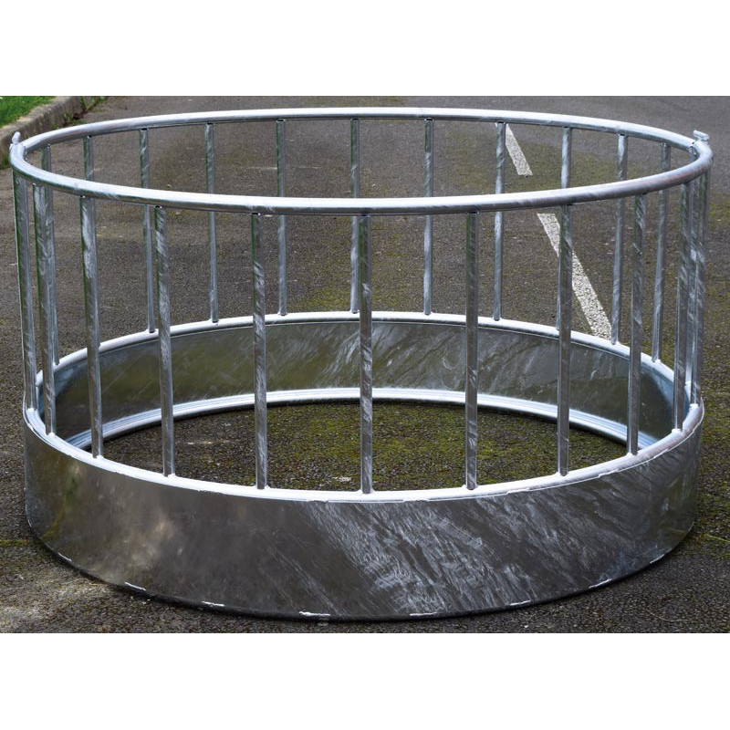 Round pasture hay rack with straight railing