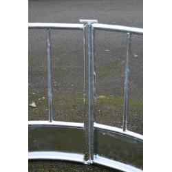 Round pasture hay rack with straight railing