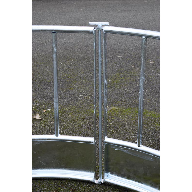 Round pasture hay rack with straight railing