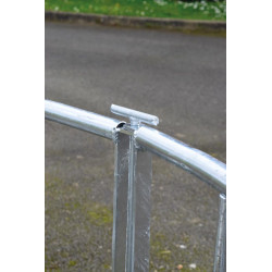 Round pasture hay rack with straight railing