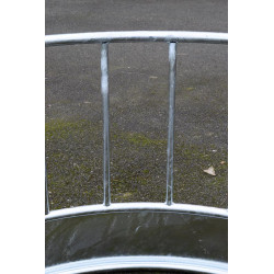 Round pasture hay rack with straight railing