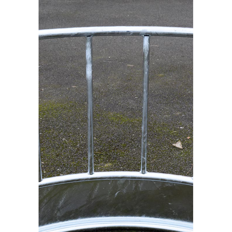 Round pasture hay rack with straight railing