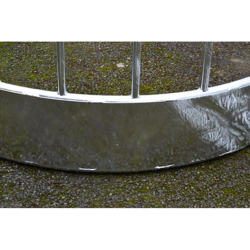 Round pasture hay rack with straight railing