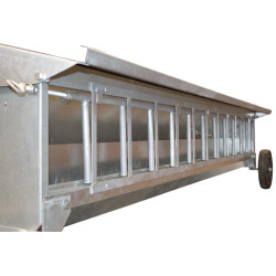 Mobile feeder for lambs Mobile feeder for lambs