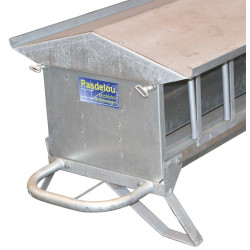 Mobile feeder for lambs Mobile feeder for lambs