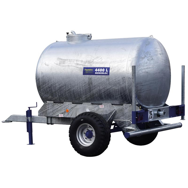 One-piece water bowser on wheels 4400 L